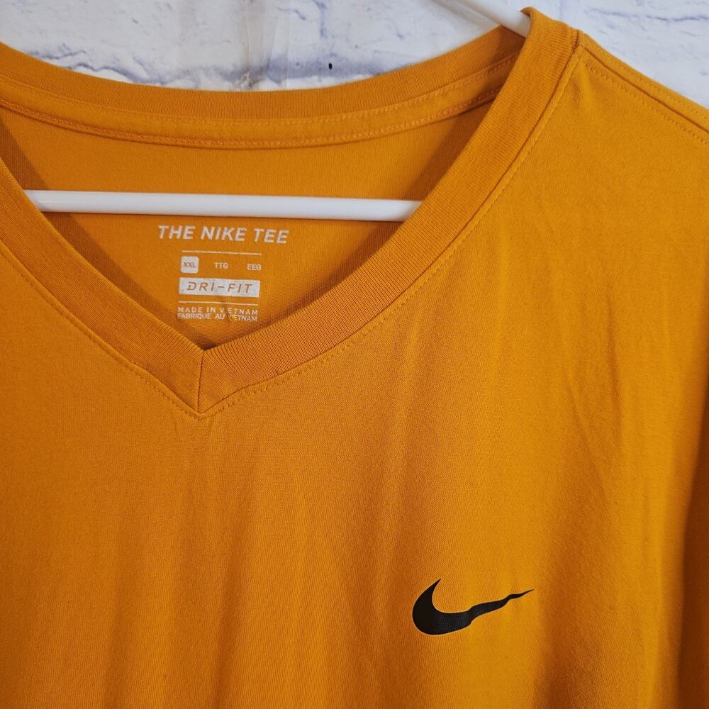 Nike The Nike Tee Dri-Fit Legend Orange V-Neck Mens XXL BV8250-833 - Picture 2 of 5